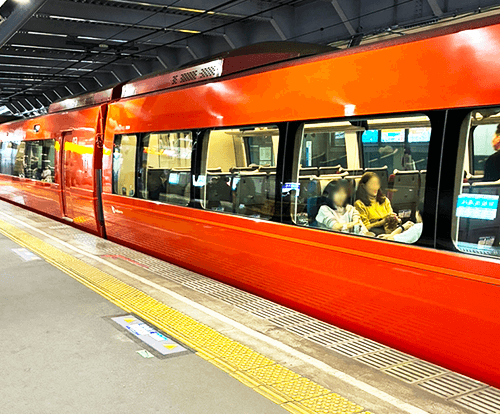 港区のプリント基板設計会社 アートワーク設計 ロマンスカー 全席指定の特急電車